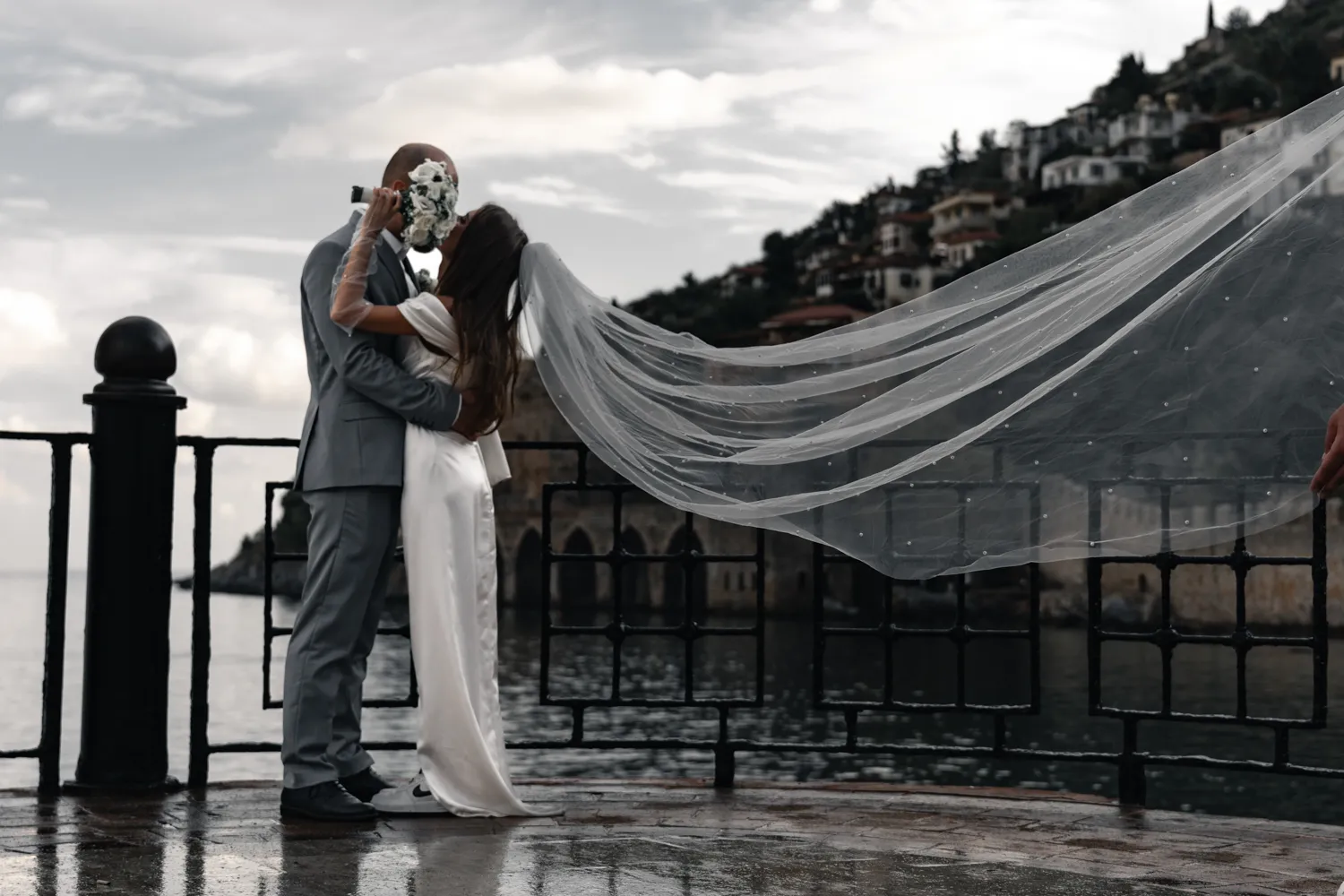 Stunning wedding photography at Alanya Castle with Mediterranean Sea views at sunset
